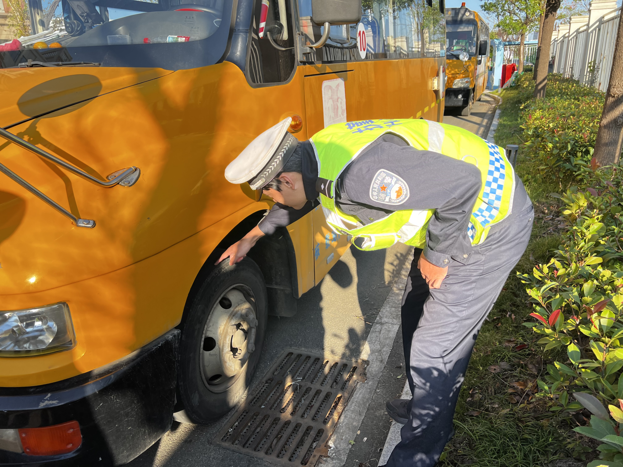 孝感交警开展校车安全专项检查筑牢学生出行“安全屏障”(图1)