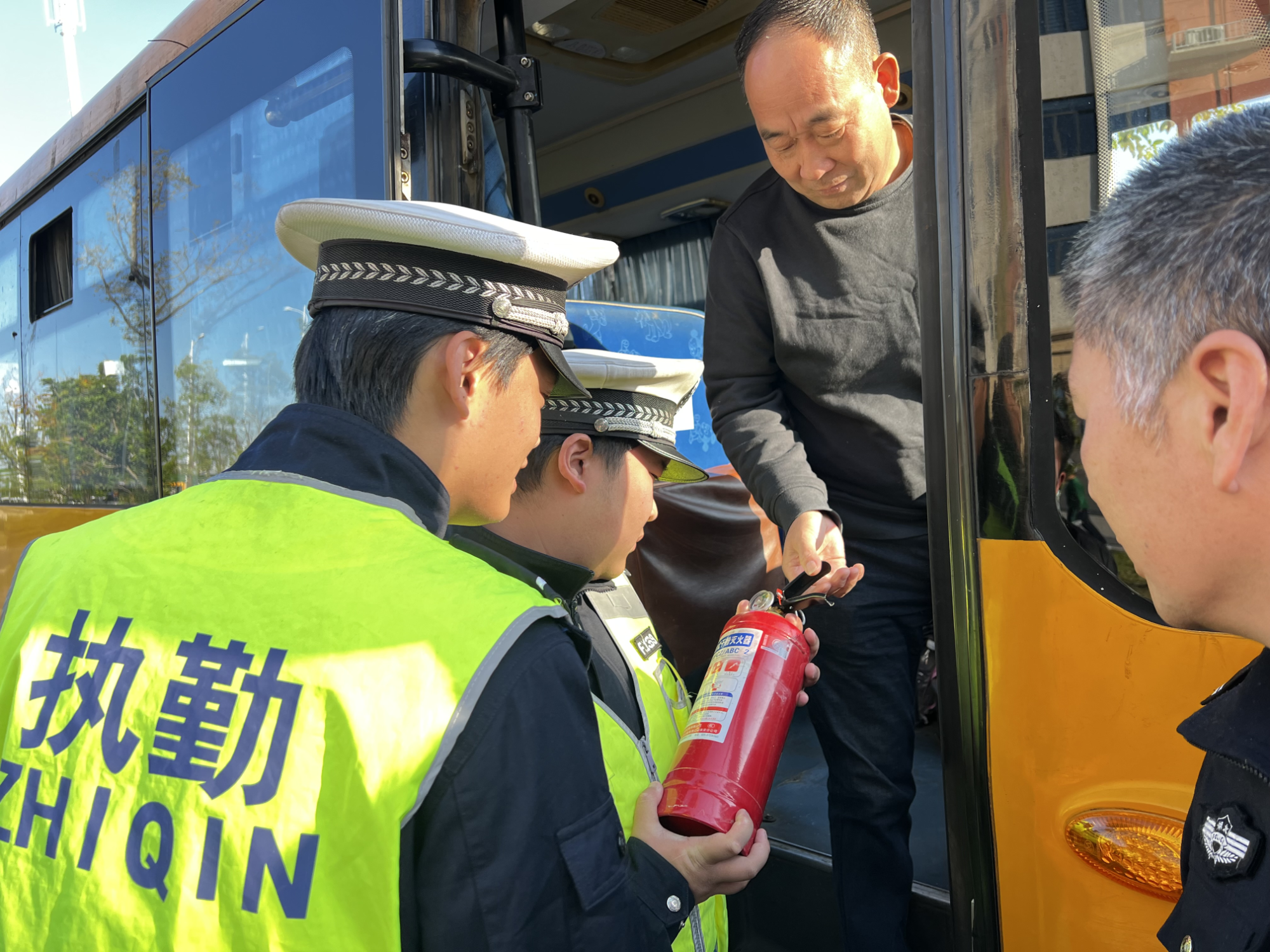 孝感交警开展校车安全专项检查筑牢学生出行“安全屏障”(图2)