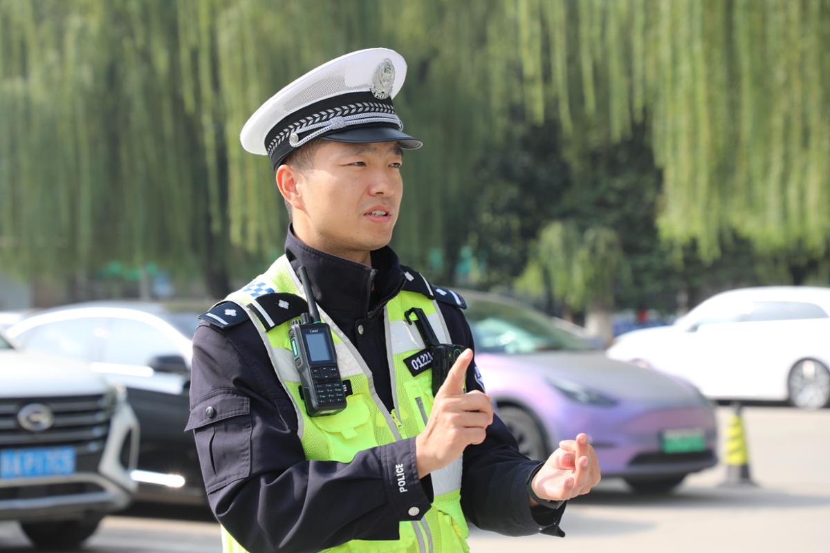 西安交大保卫处联合西安交警、西咸公共交通集团开展校园通勤车辆安全检查(图3)