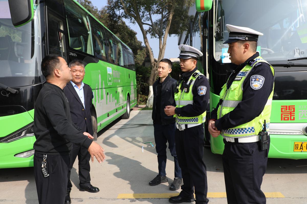 西安交大保卫处联合西安交警、西咸公共交通集团开展校园通勤车辆安全检查(图4)