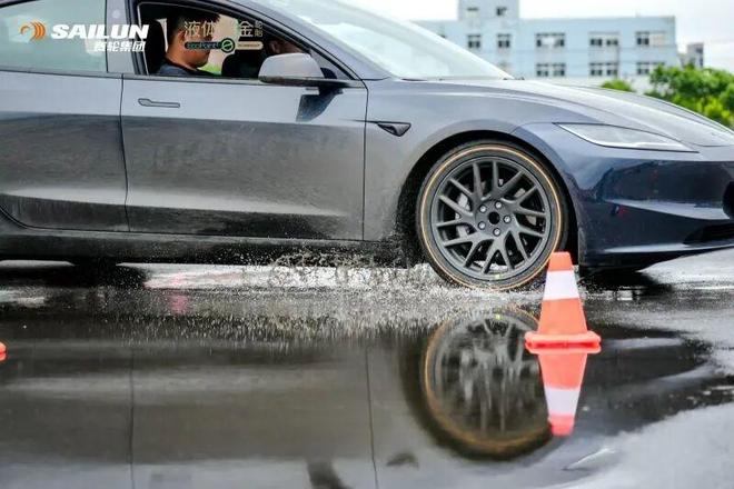 赛轮液体黄金轮胎时尚系列斩获“2025汽车安全大会”三项权威大奖(图5)