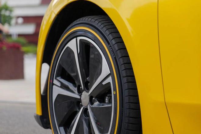 赛轮液体黄金轮胎时尚系列斩获“2025汽车安全大会”三项权威大奖(图3)