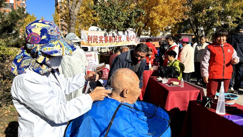 公益市集便民服务获锦旗线上直播互动超千人参与展现社区温情共建(图2)