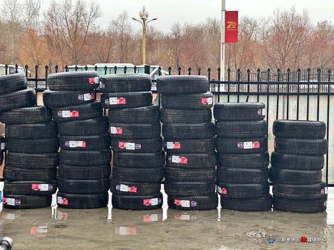“换胎季”到来车主扎堆换雪地胎(图2)