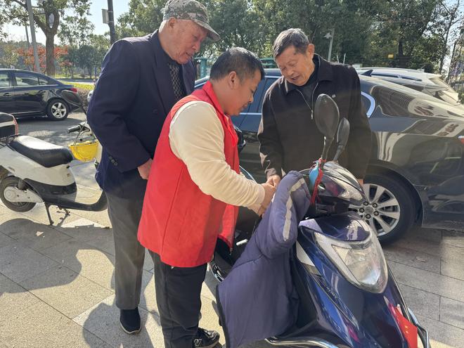 东渚街道：安全检车护行温情理发助老(图2)