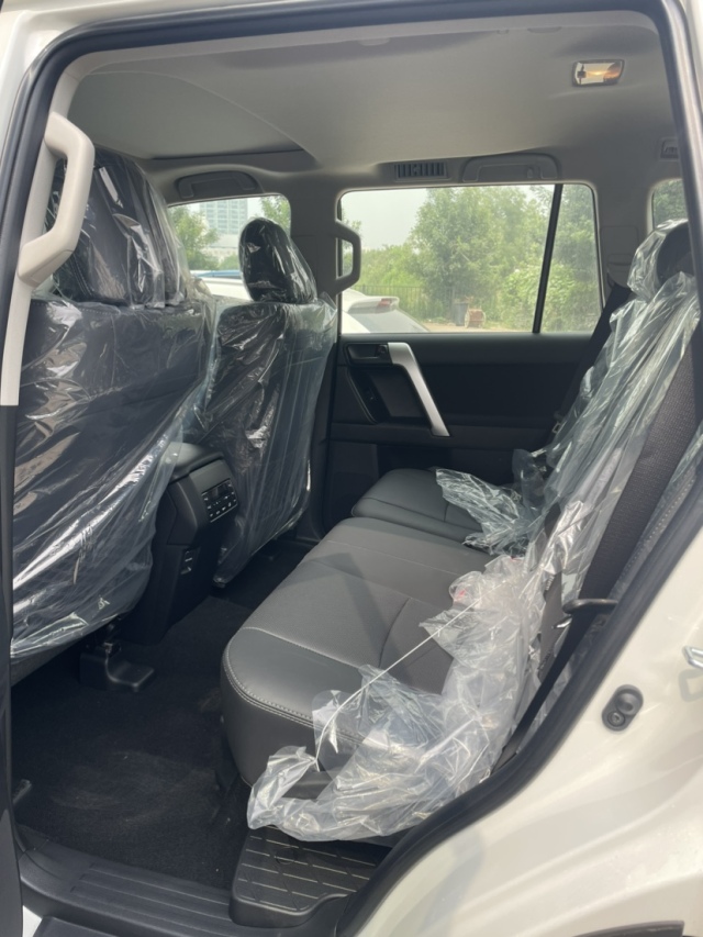 2024款霸道2800柴油TXL九气底挂天窗港口新车落地价多少钱(图5)