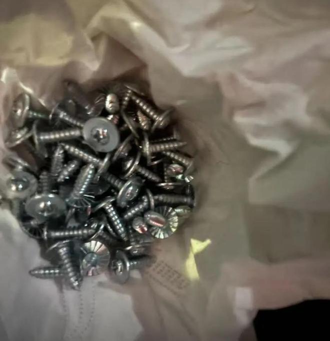 浙江嘉兴一公路夜晚洒落螺丝钉几十辆车车胎被扎？交警：货车洒落一两公里将处罚车主(图2)