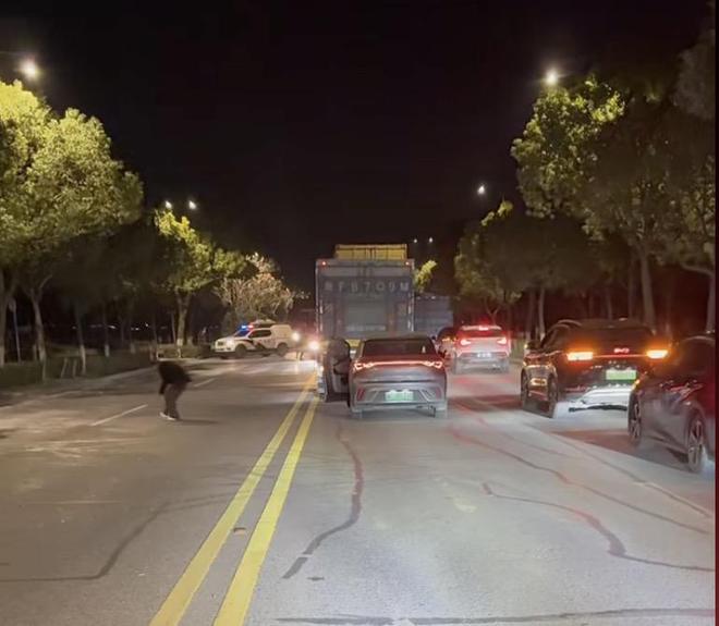 浙江嘉兴一公路夜晚洒落螺丝钉几十辆车车胎被扎？交警：货车洒落一两公里将处罚车主(图3)