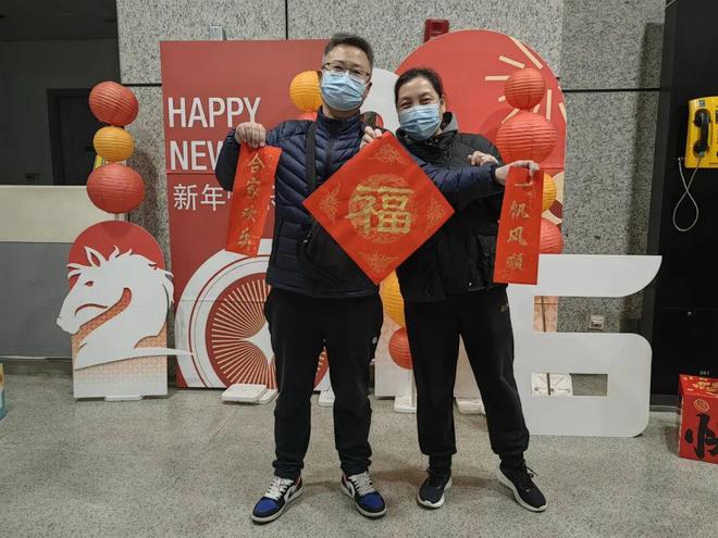 虹桥枢纽4路这个站点好热闹！(图2)