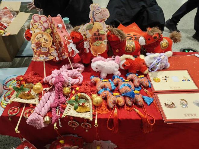 虹桥枢纽4路这个站点好热闹！(图5)