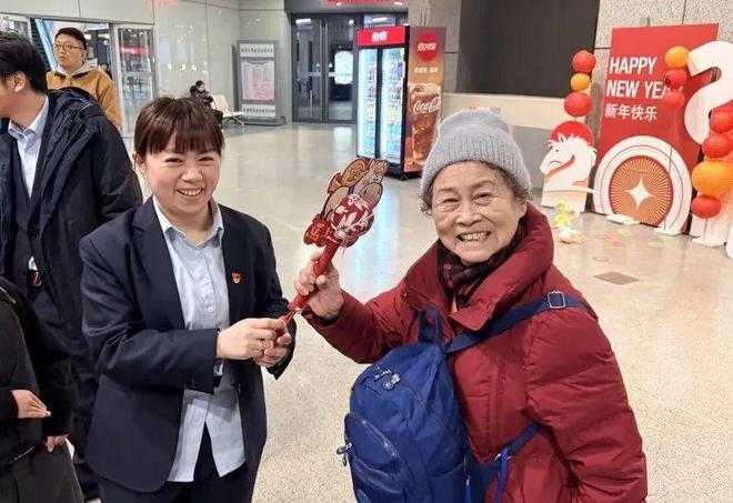 虹桥枢纽4路这个站点好热闹！(图6)