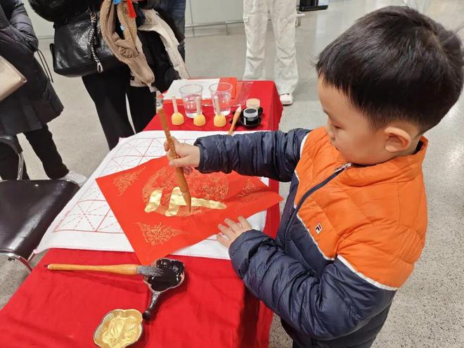 虹桥枢纽4路这个站点好热闹！(图3)