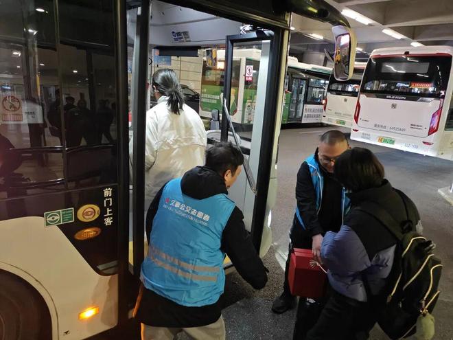 虹桥枢纽4路这个站点好热闹！(图9)