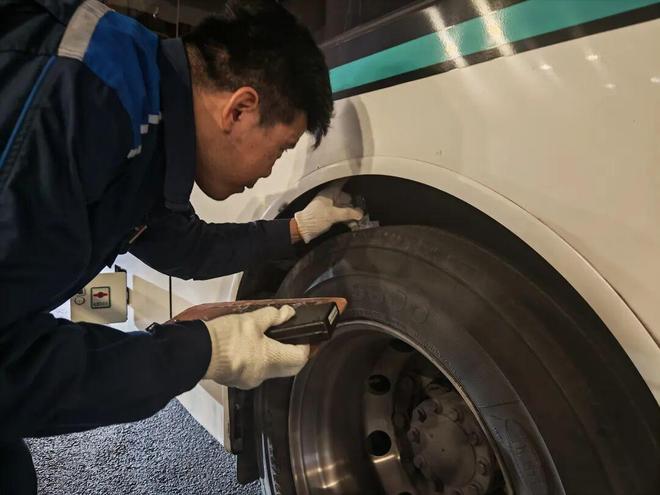 虹桥枢纽4路这个站点好热闹！(图7)