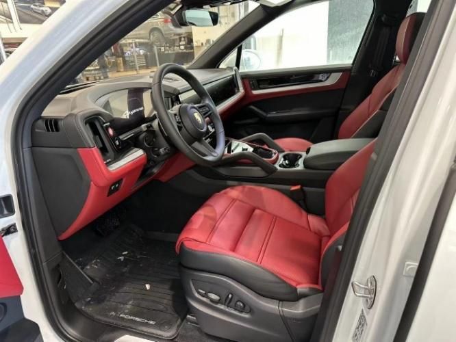 2024款保时捷卡宴耀眼风格炫彩现车最新优惠20万起可分期(图5)