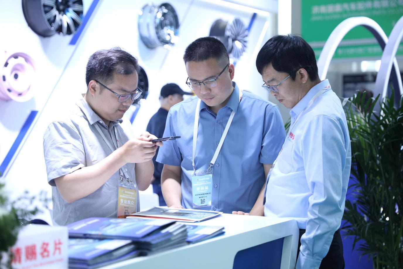 全球轮胎十强齐聚广饶共谱轮胎智造崭新篇章第十五届中国（广饶）国际橡胶暨汽车配件展览会开幕(图4)